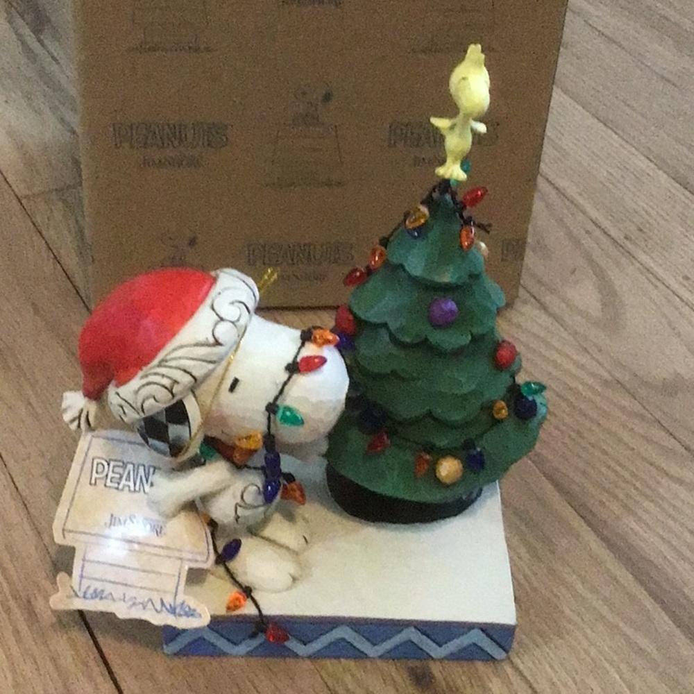 Jim Shore Enesco Peanuts Holiday Snoopy Figurine with Christmas Tree. 4045917.